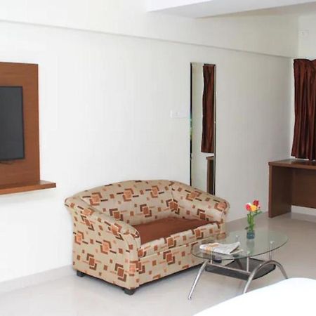 A And M Rooms And Residences Ченай Екстериор снимка